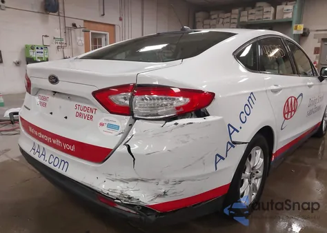 2015 Ford Fusion S z USA, uszkodzony, nr VIN 3FA6P0G72FR215189